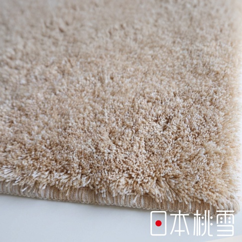 日本桃雪的抗菌防臭瞬吸乾爽浴墊，特寫材質紋理，底部有日文品牌標識。