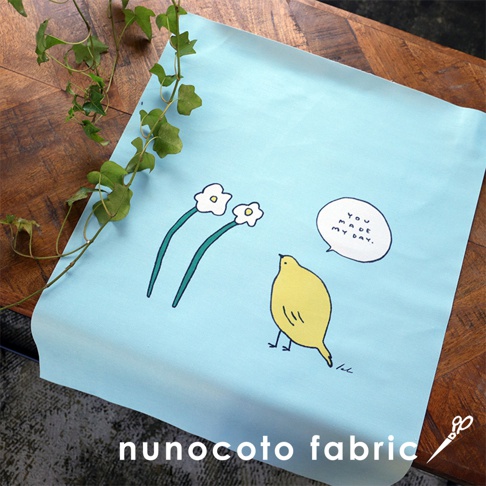 淺藍色無框帆布藝術海報，印有簡約風格的黃色小鳥、兩朵白色小花和一個寫著「YOU MADE MY DAY.」的對話氣球圖案。