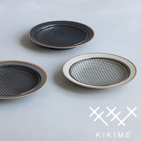 美濃燒瀝油餐盤，共有三個，一個為黑色邊框搭配黑色網格，另兩個為淺色邊框搭配黑色網格，造型為橢圓形，盤身為陶瓷材質。