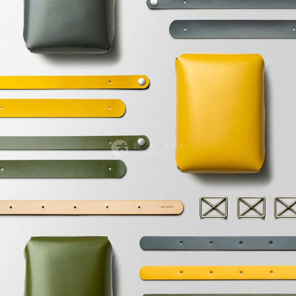 FABRIK 皮革可拆式迷你斜背包，黃色、軍綠色、灰色多款皮革配件，搭配同色系的皮革小物，營造簡約質感。