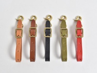 五個職人手作皮革可調式吊掛帶，從左至右分別為淺棕色、棕色、黑色、橄欖綠色和紅色，皆配有黃銅色鉤扣和方形調節環。