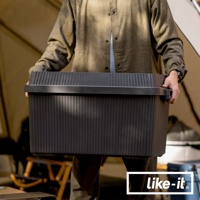 深灰色可疊式波浪紋收納箱，附有黑色提把，箱體和盒蓋皆有垂直線條紋路，為塑膠材質。