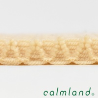 淺黃色鬆餅紋浴墊，材質柔軟，紋理清晰，邊緣呈現波浪狀。