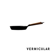 日本製黑色琺瑯鑄鐵平底鍋，配有木質手柄，鍋具直徑約20公分。