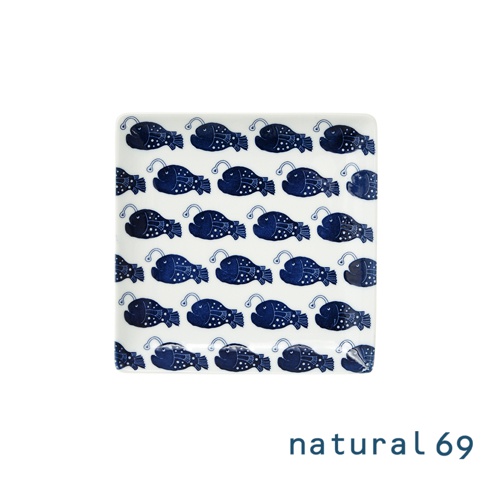 白色方形餐盤，佈滿深藍色線條描繪的燈籠魚圖案，魚身有白色圓點裝飾。