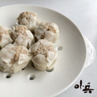 白色陶瓷美濃燒多用蒸盤上，擺放著六顆剛蒸熟的燒賣，內餡為豬絞肉，外皮為白色麵皮，蒸氣繚繞。