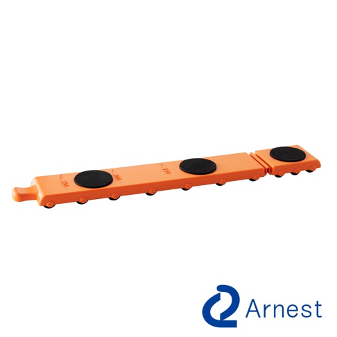 長型橘色迷你家具起重器，由塑膠製成，帶有黑色圓形防滑墊和多個黑色輪子，可調節長度，方便搬運家具。