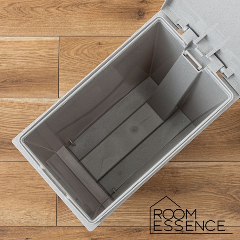 淺灰色北歐風簡約垃圾桶，帶有蓋子，內部有分隔設計，置於木紋地板上。