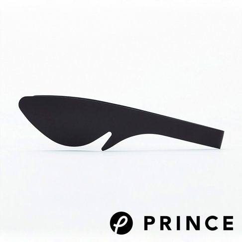 黑色萬用料理勺型分菜夾，由不鏽鋼製成，造型獨特，帶有弧形勺面和尖銳的夾口，適合夾取食物。