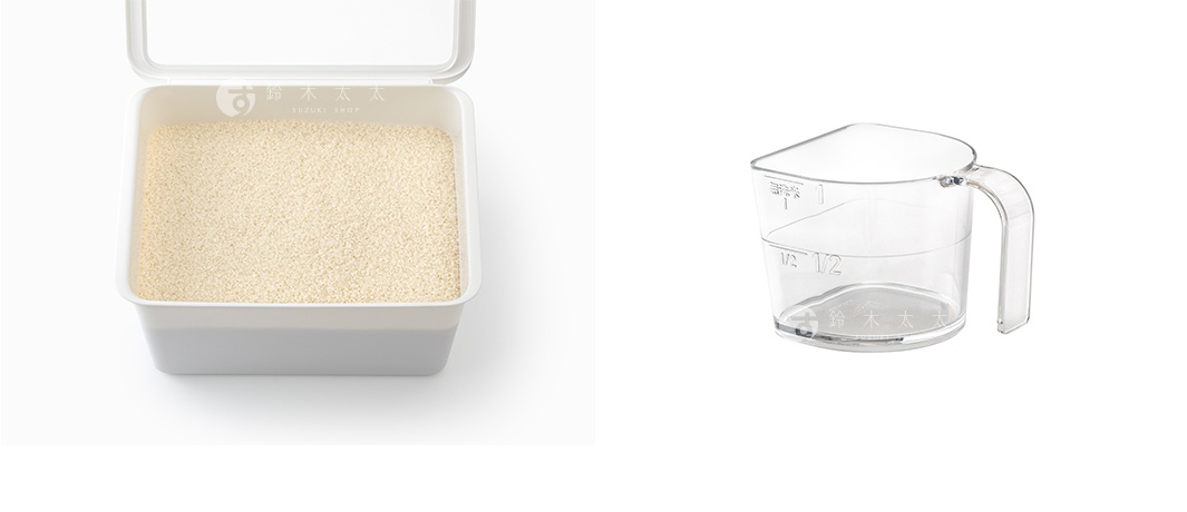 like-it 居家萬用分隔收納盒，內含白色收納盒裝滿米，以及一個透明量杯，上面標有 1 和 1/2 的刻度