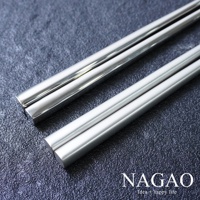 一組兩雙燕三條不鏽鋼筷，長度約22.3公分，筷身呈方形，表面光滑，呈現銀色金屬光澤。