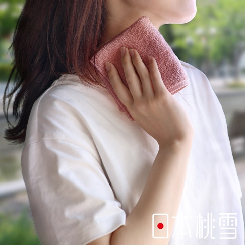 一位女子用粉紅色毛巾擦拭脖子