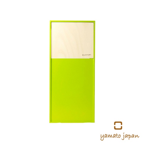 純手工木製前開式迷你垃圾桶，上半部為淺色木紋，下半部為鮮綠色，外框為綠色。