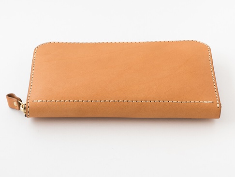 職人手作皮革拉鍊長夾，淺棕色，天然皮革材質，表面光滑，帶有簡約的縫線細節，金色拉鍊頭。