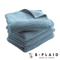 一疊淺藍色、觸感柔暖的長毛浴巾，帶有直紋織紋和品牌標誌。