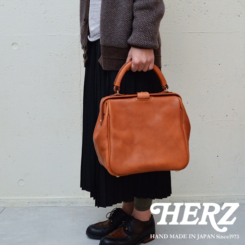 職人手作皮革Organ方形口金托特包，採用棕色皮革，配有頂部提把和金屬釦環，風格復古。