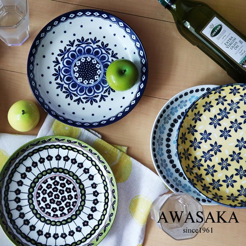 Pottery Field 歐風料理盤5入組，展示三款不同設計的陶瓷盤：一款白色盤面飾有藍色花卉和圓點圖案，盤緣有藍色滾邊；一款黃色盤面佈滿藍色小花圖案；一款白色盤面飾有綠色、黑色與粉色小花圖案，盤緣為綠色。