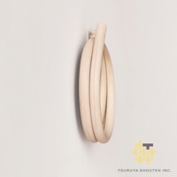 淺木色藤編材質製成的圓形鏡子，藤編線條彎曲纏繞，形成獨特的造型。