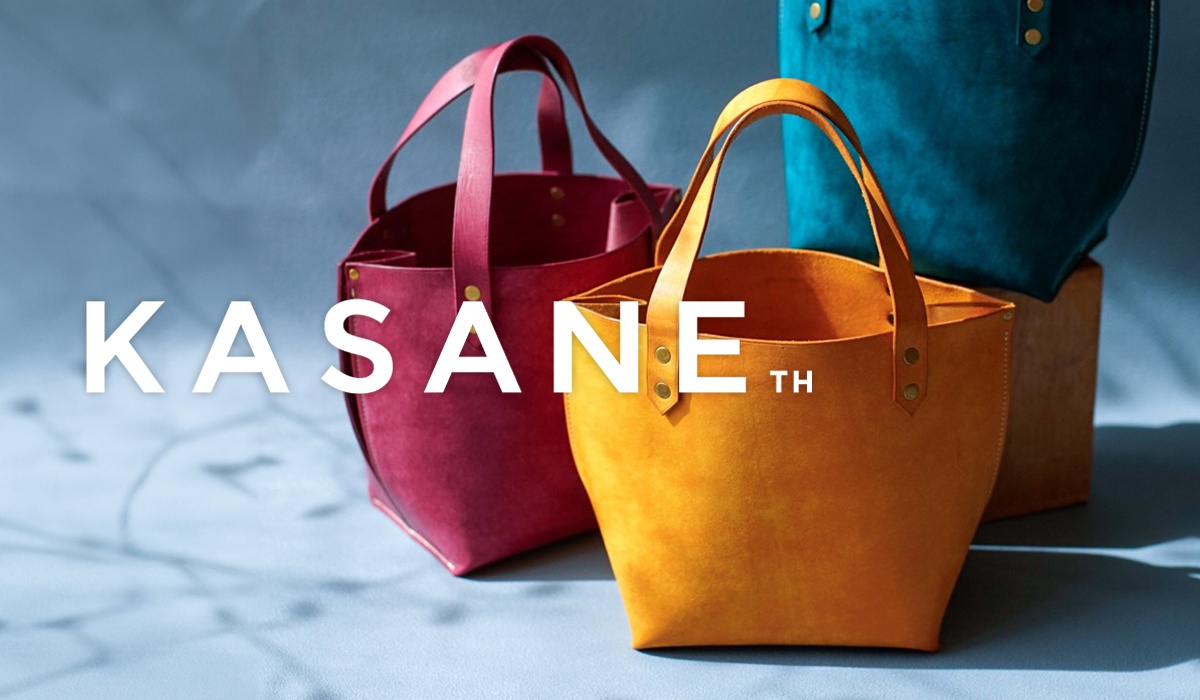 圖中有紅色、黃色和藍色的皮革托特包，黃色托特包前有「KASANE TH」的文字。