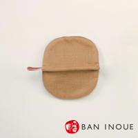 棕色蚊帳質地防燙鍋套，圓形設計，帶有紅色和白色條紋的掛繩。