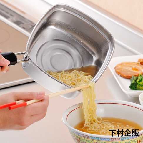 銀色方形不鏽鋼單手麵鍋，鍋內有煮熟的泡麵與湯汁，正在倒入裝有泡麵和湯的碗中，由一雙木質筷子夾著泡麵。