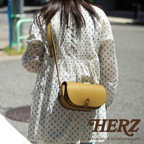 職人手作皮革迷你馬鞍包，淺黃色，翻蓋式設計，附有皮製旋轉鎖扣，可斜挎。