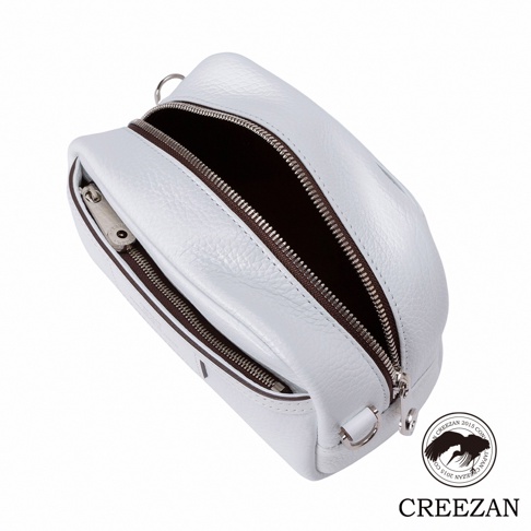 JETTER 迷你側背包 CJTH-040，淺藍色，採用粒面皮革製成，設有銀色拉鍊和金屬扣環。