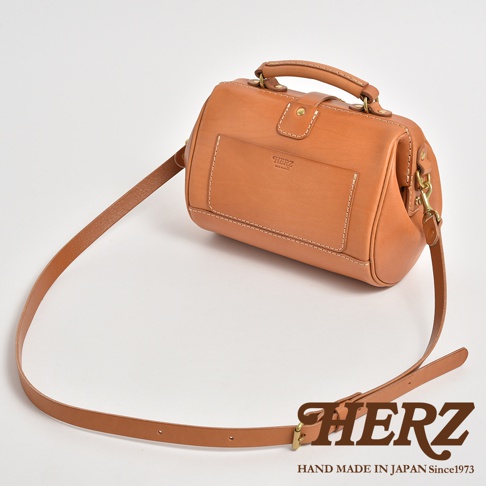 職人手作皮革口金醫生單肩包，淺棕色皮革，包身帶有外側口袋，使用縫線裝飾，配有可調式長肩帶。