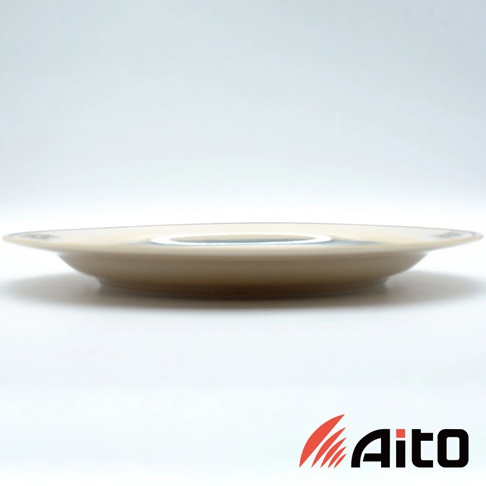 Anyware 美濃燒葉紋復古溫潤甜點盤 M，淺棕色盤身，盤緣有藍色葉紋裝飾，盤底中央有藍色與白色線條裝飾。