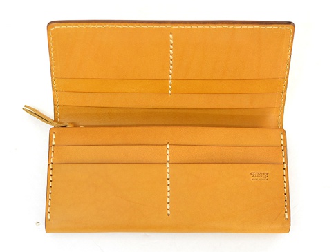 職人手作皮革超強卡片收納長夾，呈現品牌標誌於卡夾內側，整體為淺棕色皮革材質，內部有多個卡槽，縫線精緻，設計簡潔。