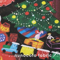 綠色聖誕樹掛滿彩色小燈飾與紅色、黃色裝飾球，下方堆疊著藍紅條紋包裝的禮物，以及黃色、紅色、綠色的可愛玩具火車。畫面中還有積木、一個戴著草帽的小人以及裝滿禮物的箱子。