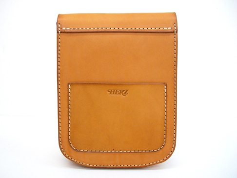 職人手作皮革翻蓋直式單肩包 (CP-96)，採用淺棕色皮革製成，正面有一個方形貼袋，袋口有品牌標誌壓印，整體以白色縫線裝飾，風格簡約。