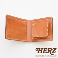 職人手作皮革經典雙折短夾，展示其打開的狀態，露出淺棕色皮革內裡，有卡槽及零錢袋，縫線清晰。