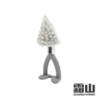 日本霜山日本製多功能V型縫隙清潔刷，帶有灰色的彎曲腳架，可獨立站立。