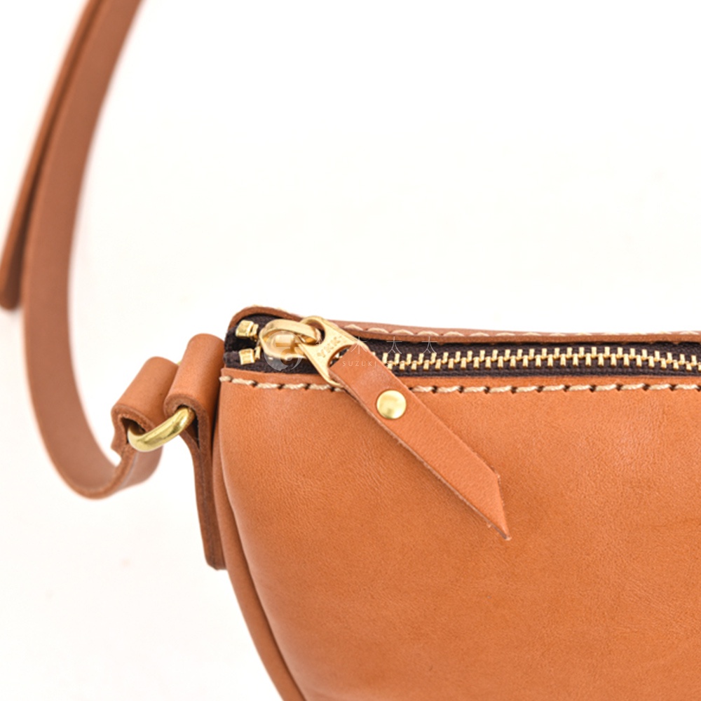 日本HERZ皮革半圓馬鞍包的黃銅拉鍊和皮革細節特寫