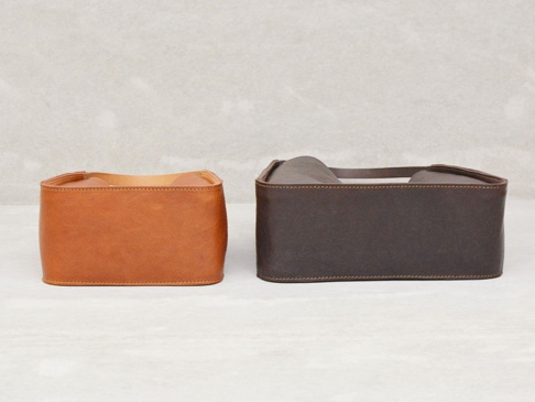 兩款職人手作皮革Organ方形托特包，一款為淺棕色，另一款為深棕色，皆採用皮革材質，方形設計，配有提把。