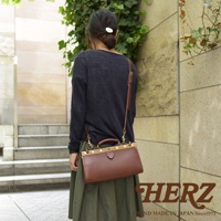 職人手作復古皮革口金兩用手提包，咖啡色皮革，搭配金色金屬扣環及提把，可肩背或手提。