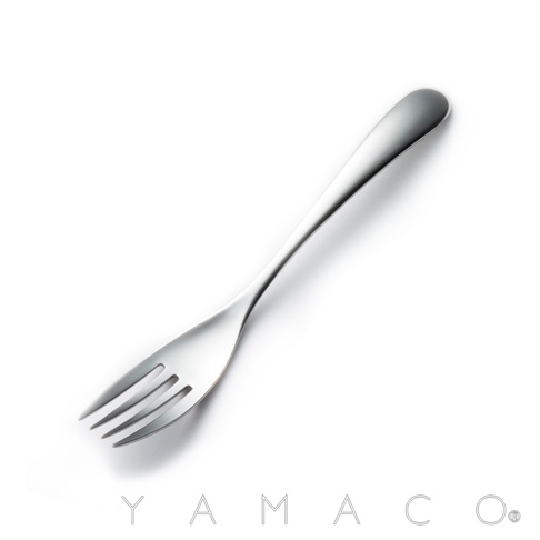 一個銀色不鏽鋼叉，有四個叉齒，手柄向上延伸，在圖片下方有YAMACO字樣。