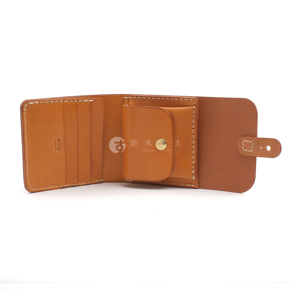 職人手作皮革原子釦型二折式短夾，淺棕色皮革，內有卡槽及零錢袋，附有金屬原子釦。