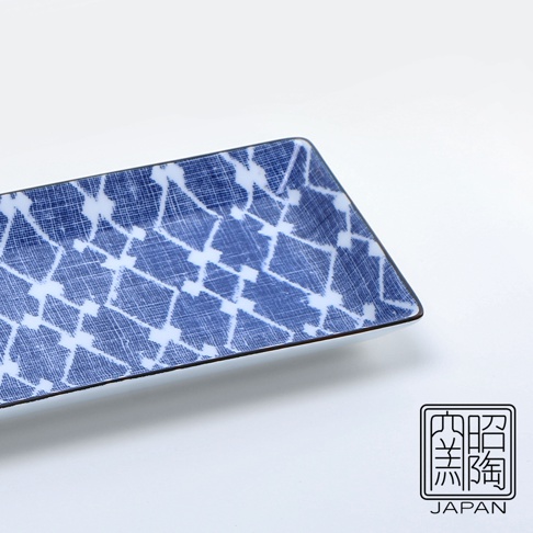 藍染菱紋長方形烤物盤，盤面為藍色底色，飾有白色菱形網格圖案，邊緣有細膩的藍色線條，陶瓷材質，日本製。