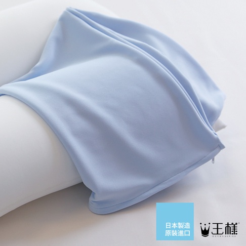 淺藍色速乾枕套覆蓋在白色枕頭上，枕套材質柔軟，帶有拉鍊。