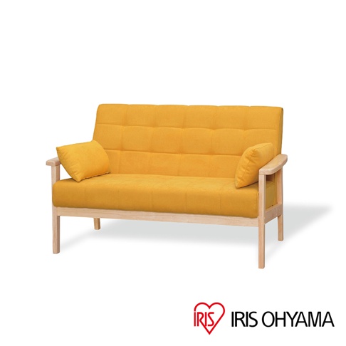 黃色布面雙人沙發，設有兩個小靠墊，搭配淺木色實木框架與椅腳，椅背和座墊均有格紋縫線設計。