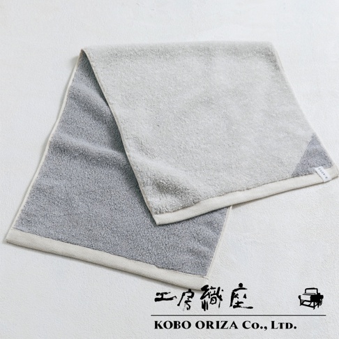 工房織座 SUFFICE 棉麻混紡雙色快乾毛巾，一側為淺灰色，另一側為深灰色。