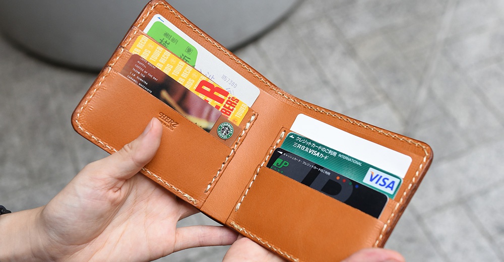 職人手作皮革二折橫式卡片紙鈔小短夾，採用淺棕色皮革，內有卡片插槽，可放入多張卡片與紙鈔。