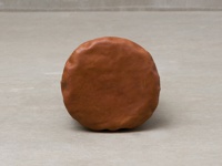 職人手作皮革Organ抽繩肩背手提托特包 (G-84) S，一個圓形底部，採用棕色柔軟皮革製成，表面帶有自然的紋理和細微的皺褶，皮革質感良好。