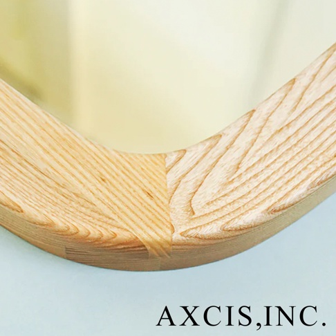 圓形木框壁掛鏡，木紋清晰，邊緣圓潤，展現自然質感。