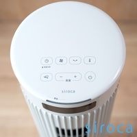 白色圓形頂部面板，設有計時器、風扇、擺頭、溫度、風量調節（加減號）及電源按鈕，下方印有「siroca」品牌標誌。