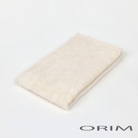 一件米白色、柔軟的今治浴巾，材質為純棉，毛圈紋理清晰，邊緣有縫線。