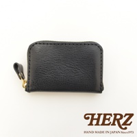 黑色皮革拉鍊錢包，簡約方形設計，配有金色拉鍊頭和皮革拉袢，展現職人手作質感。