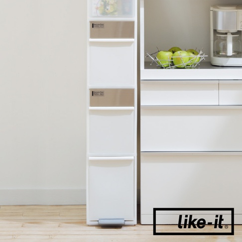 白色三層分類垃圾桶，每層前方有銀色飾條，底部有踏板。